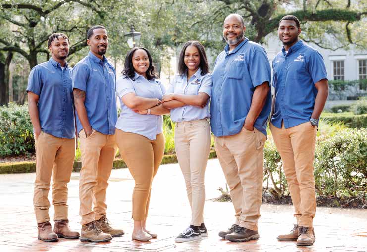 MOUNT MAN OF MOBILE SPECIALIZES IN INSTALLATION Mobile Chamber